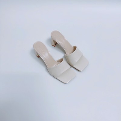 Dép Cao Gót Nữ Gót Vuông Cao 7cm Quai Ngang Da Bóng Nhăn Carnaval Phong Cách Hiện Đại - VS141 - ảnh 5
